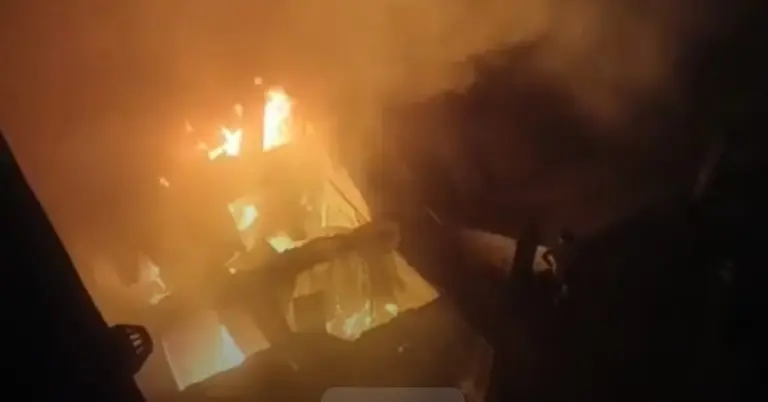 মার্কেটের ভেতর আগুনে জ্বলছে দোকান